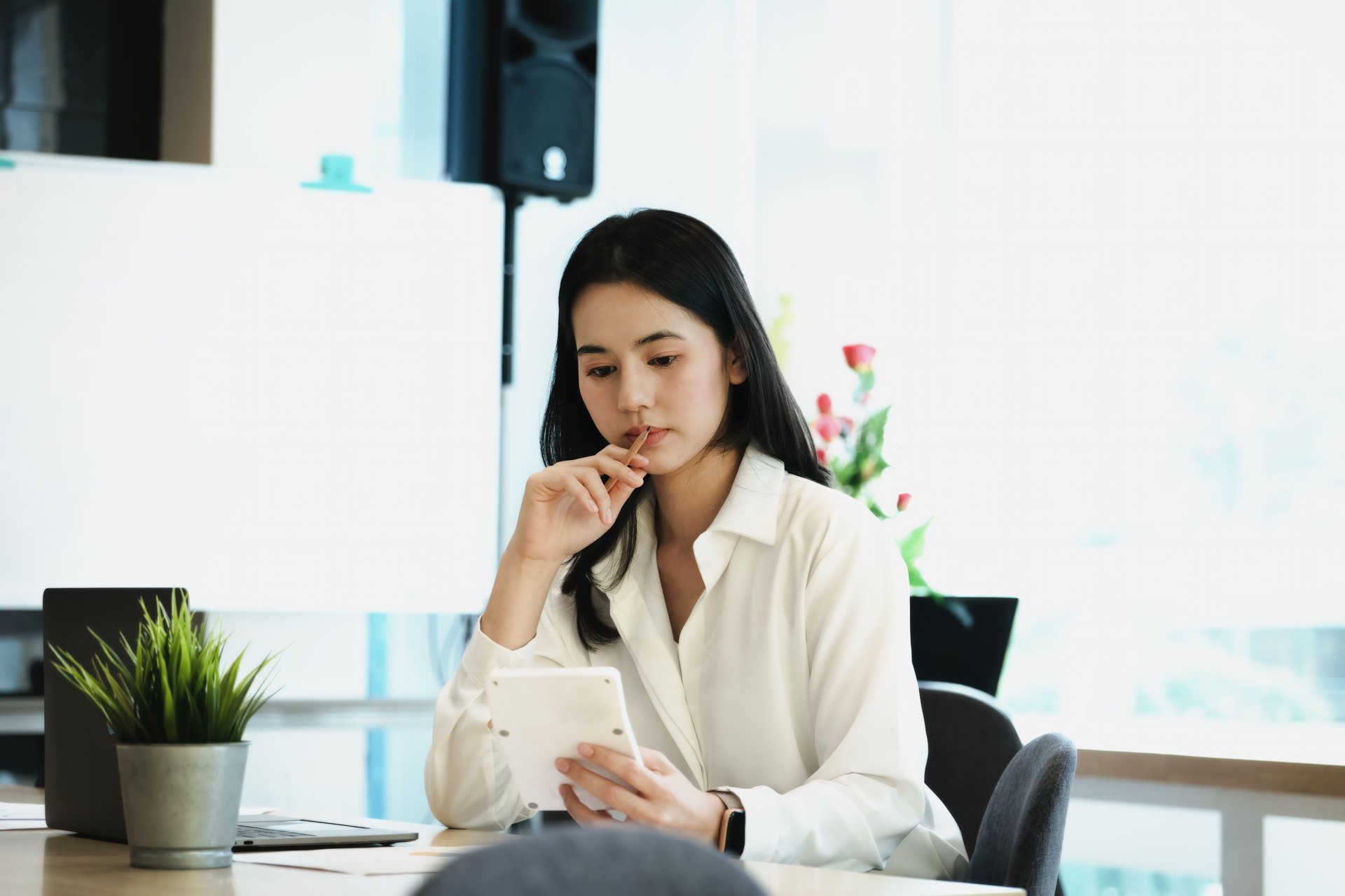 Business owners use calculators to calculate with financial documents to analyze third-party profits to invest in company stocks.